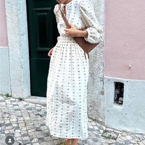 Hunter Bell Clementine Cream Long Sleeve Medallion Maxi Dress Size M |
NWOT